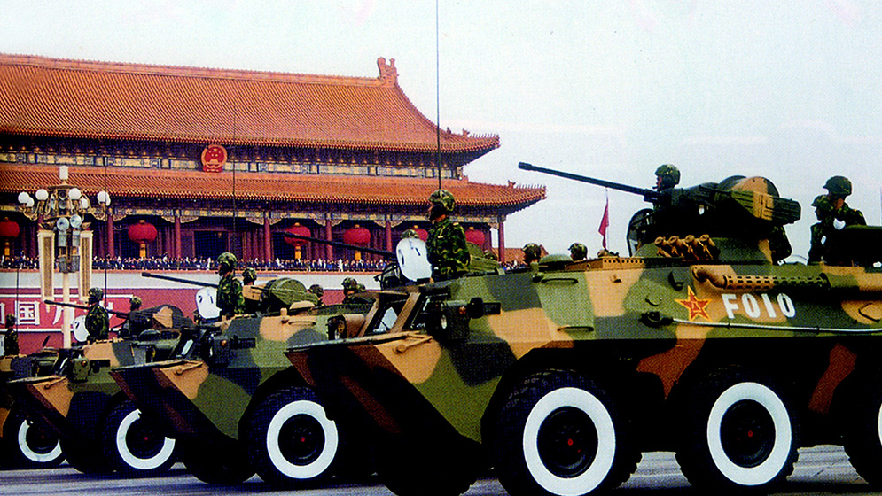 匹配公司发动机的战车方队在国庆50周年阅兵时通过天安门